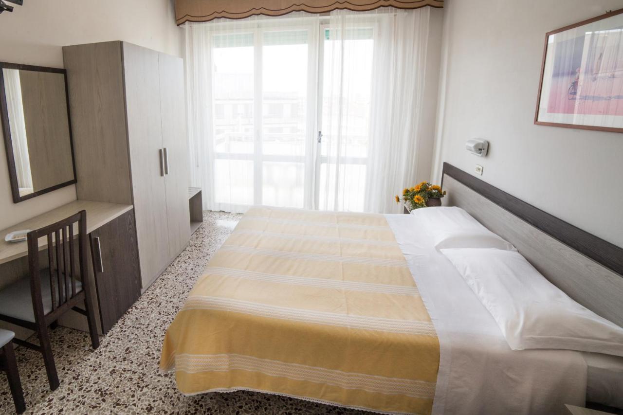 Hotel Europa Gabicce Mare Buitenkant foto